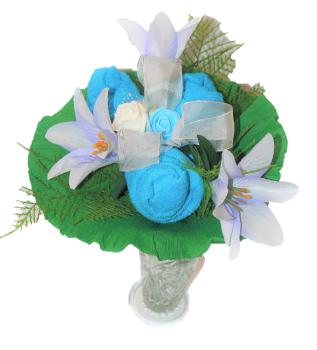 Geschenkstrauss - Geschenkkorb - blaue Handtücher mit weissen Lilien Beauty