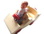 Miniatur - Puppe mit Holzauto